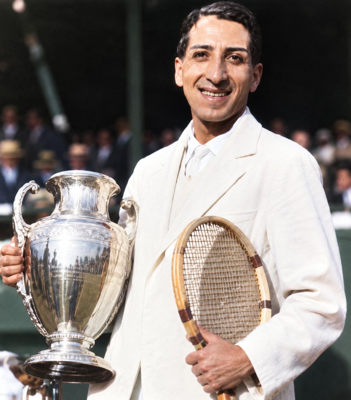 René Lacoste avec le trophée des championnats des États-Unis