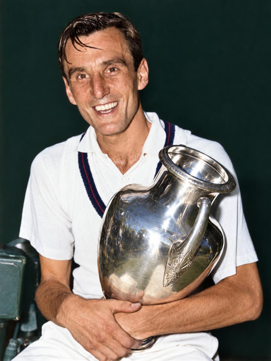 Fred Perry avec le trophée des Championnats des États-Unis en 1936