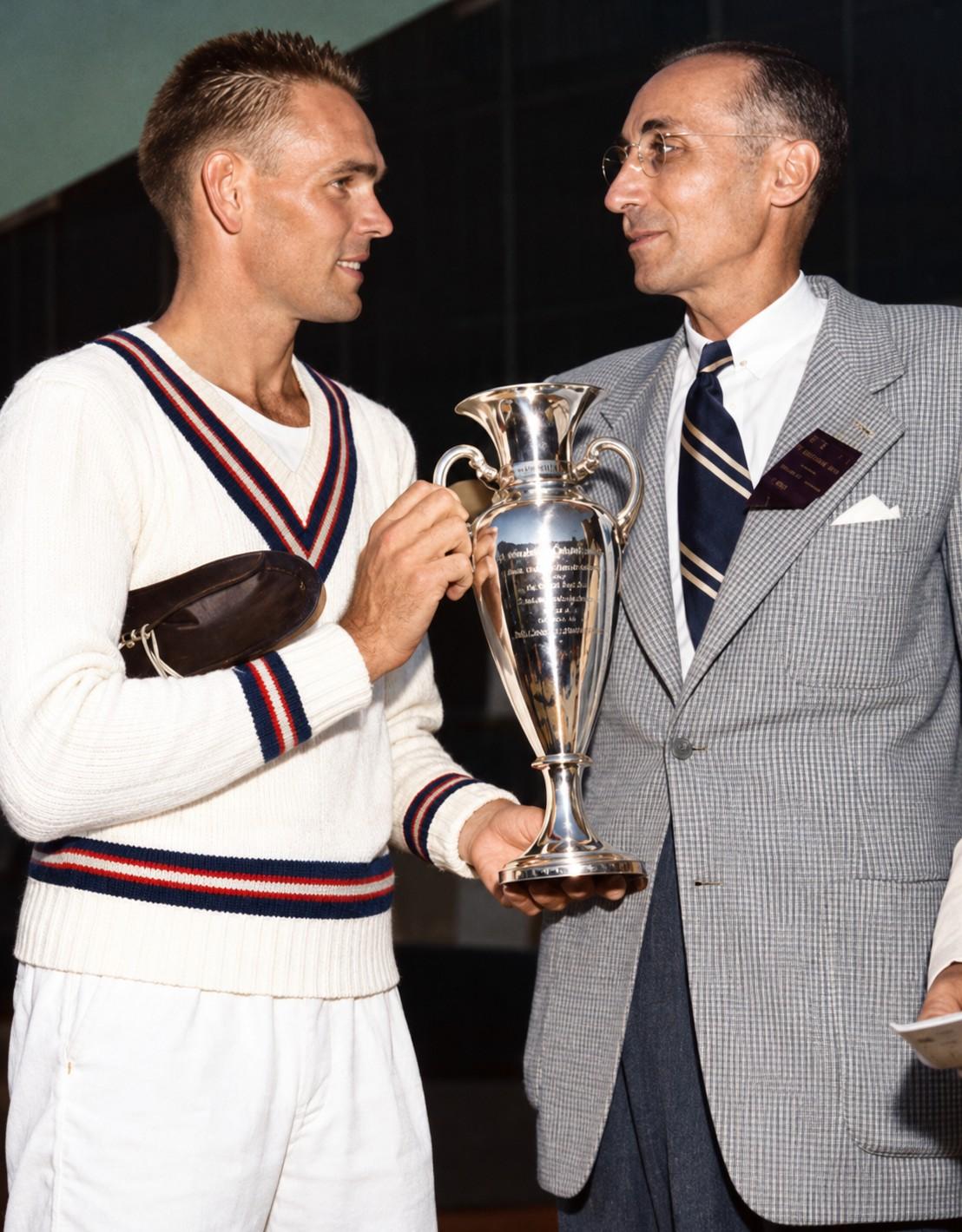 Jack Kramer avec le trophée des championnats des États-Unis en 1947
