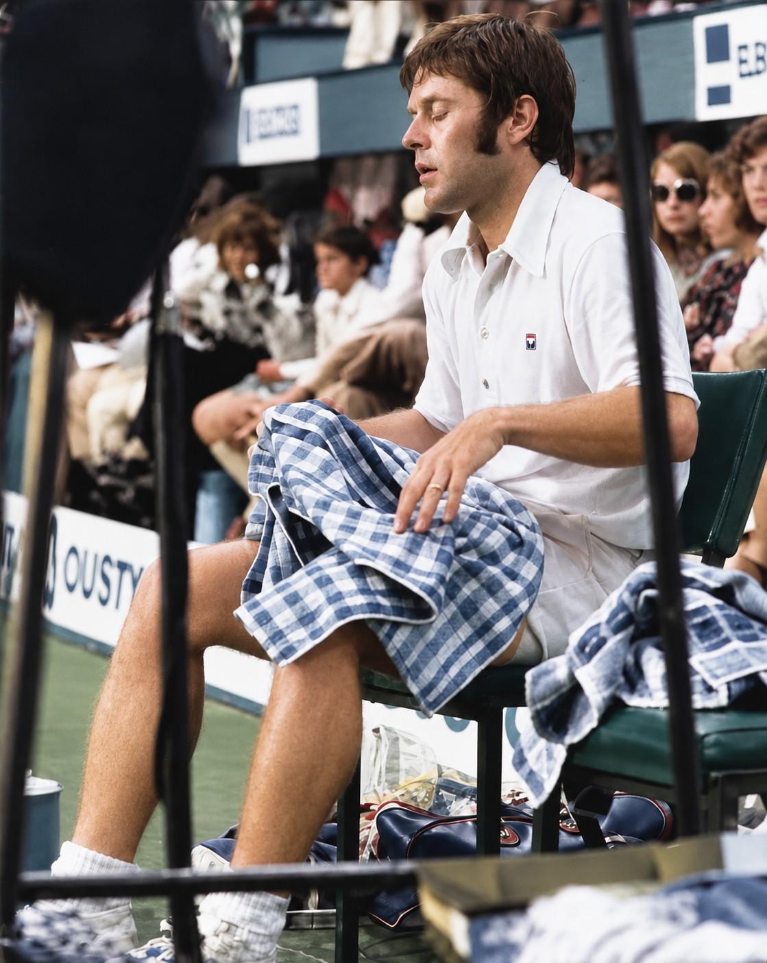 Cliff Richey assis sur sa chaise en 1974