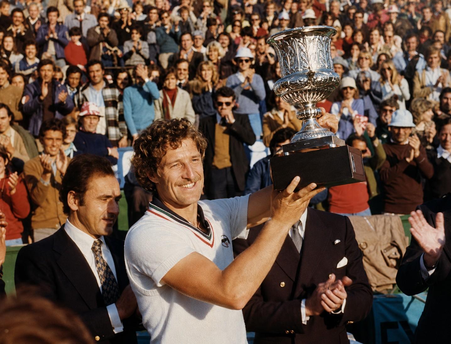Jan Kodes avec le trophée du tournoi de Madrid en 1975