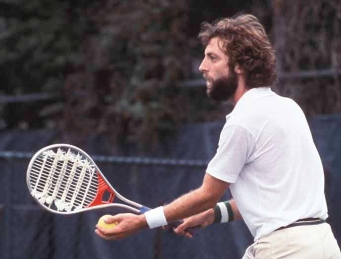 Mike Fishbach avec une raquette au cordage spaghetti en 1977
