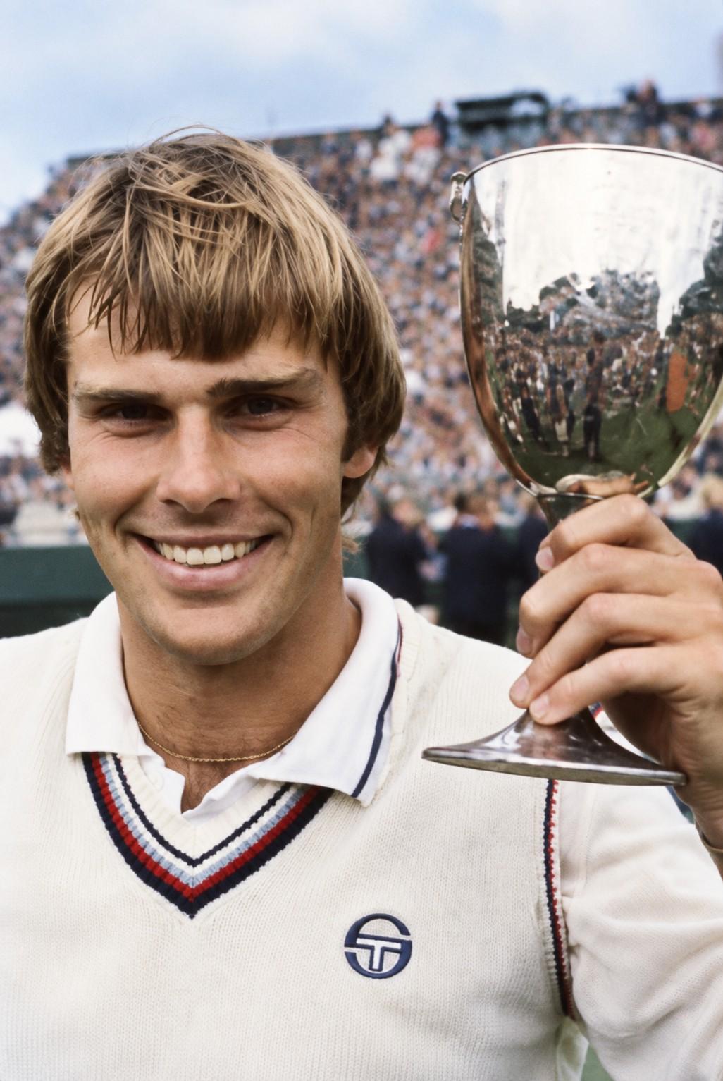 Roscoe Tanner avec un trophée à Sydney en 1977