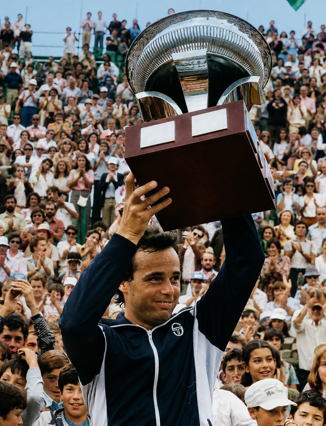Balazs Taroczy avec le trophée de Barcelone en 1978