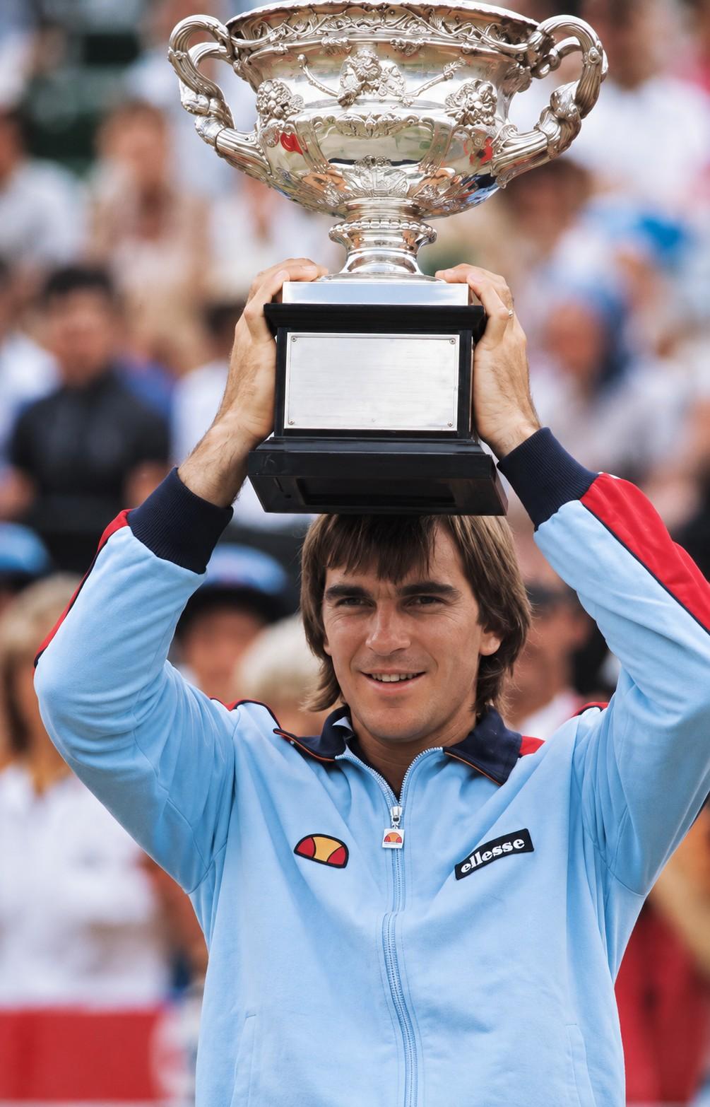 Johan Kriek avec le trophée de l'Open d'Australie 1981