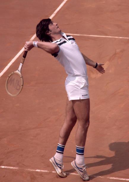 Adriano Panatta au service à Roland-Garros en 1981