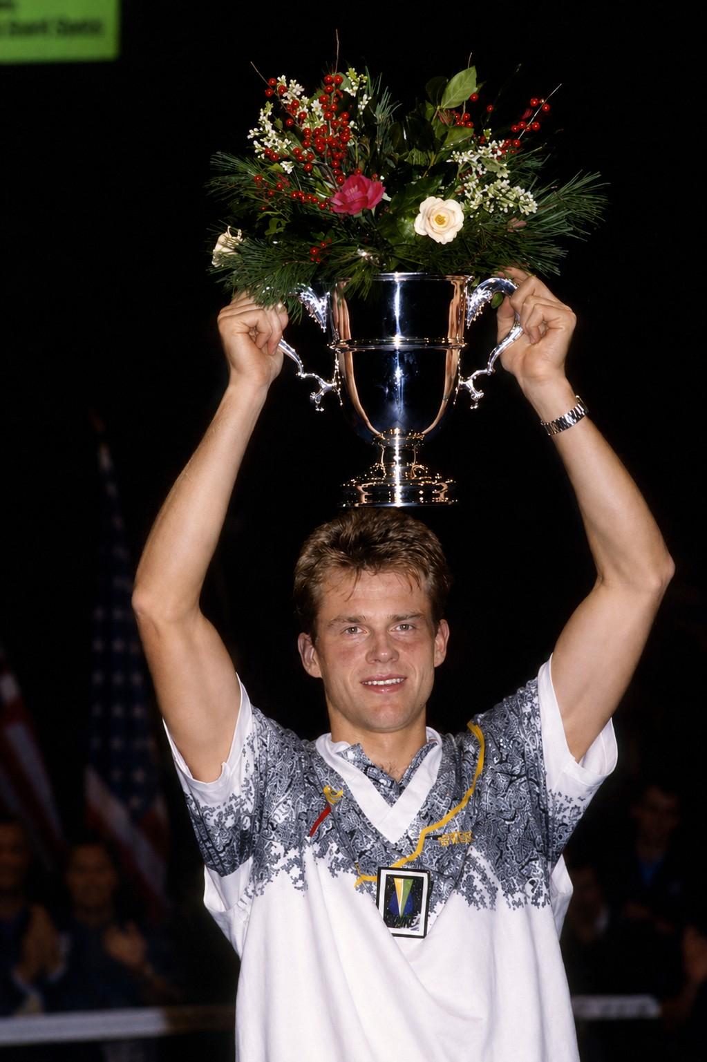Stefan Edberg avec le troph&eacute;e du Masters 1989