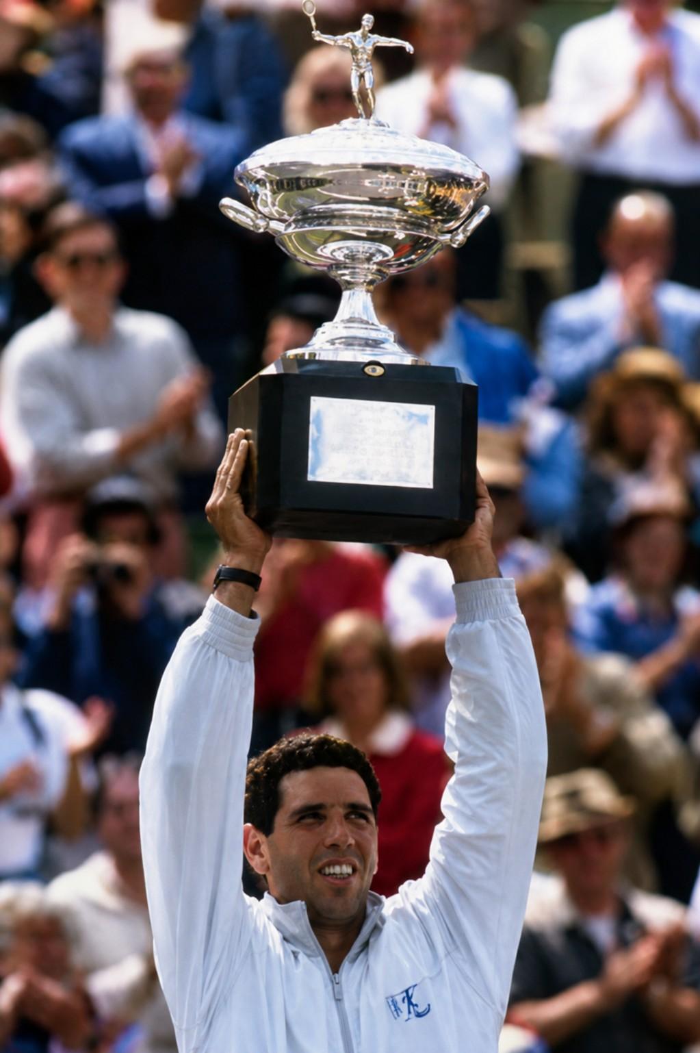 Andres Gomez avec le trophée de Barcelone 1990