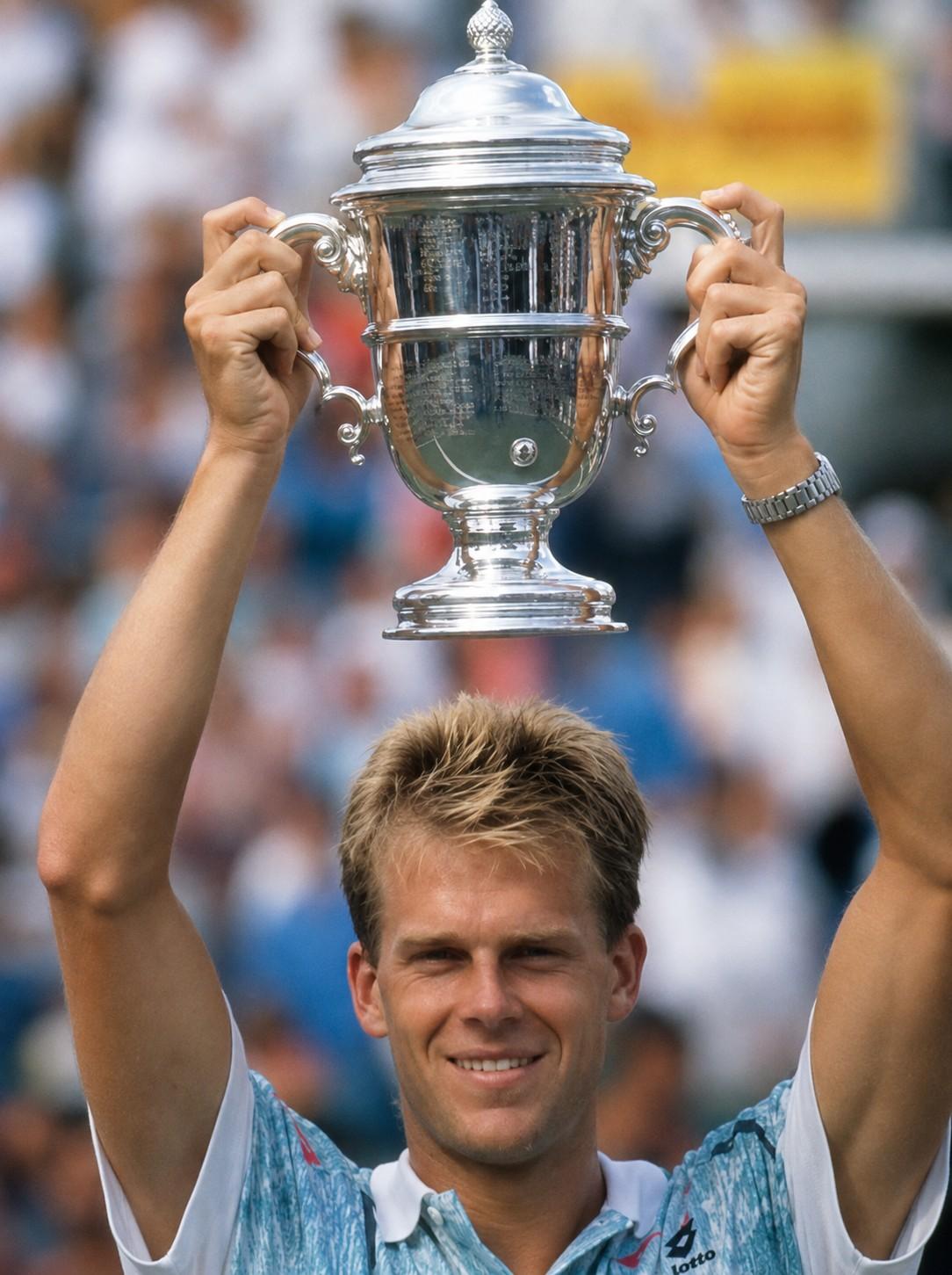 Stefan Edberg avec le troph&eacute;e de Cincinnati 1990