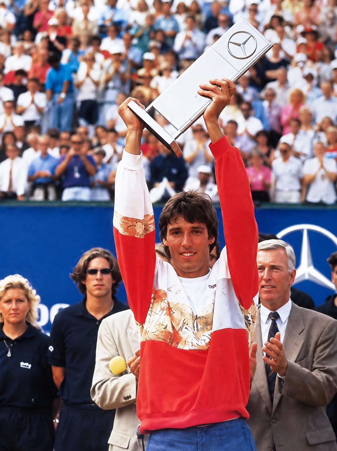 Michael Stich avec le trophée de Stuttgart en 1991