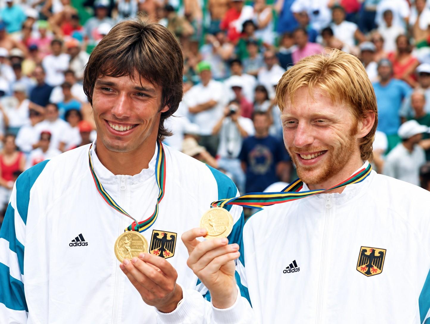 Boris Becker et Michael Stich avec leurs médailles d'or olympiques en 1992