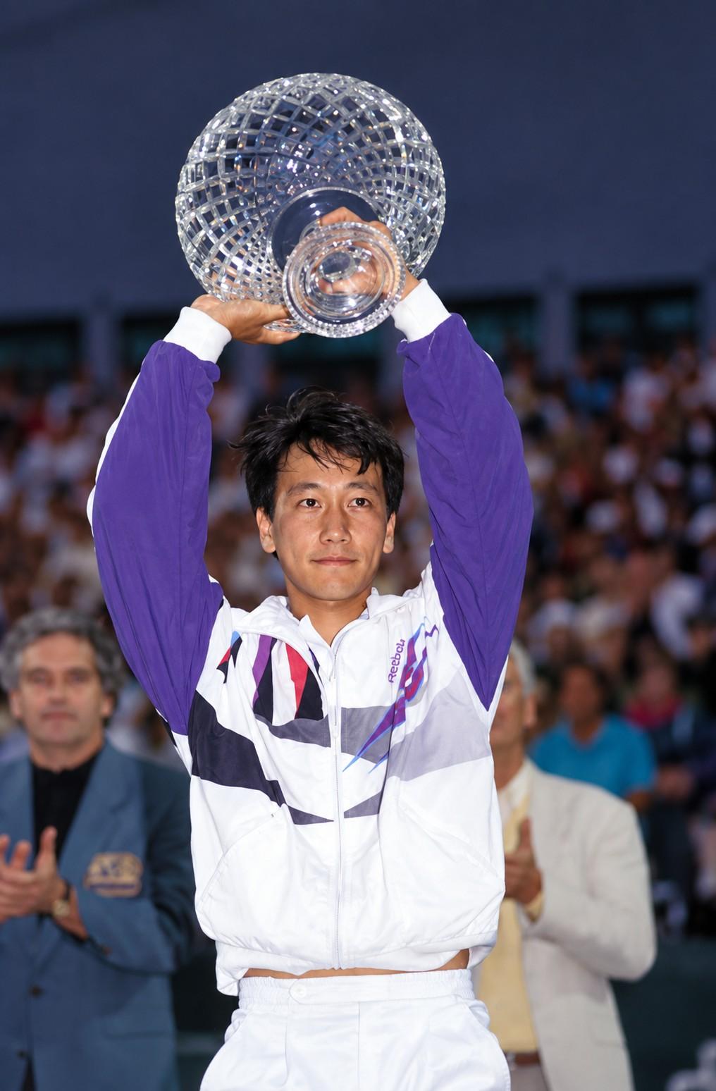 Michael Chang avec le trophée de Miami en 1992