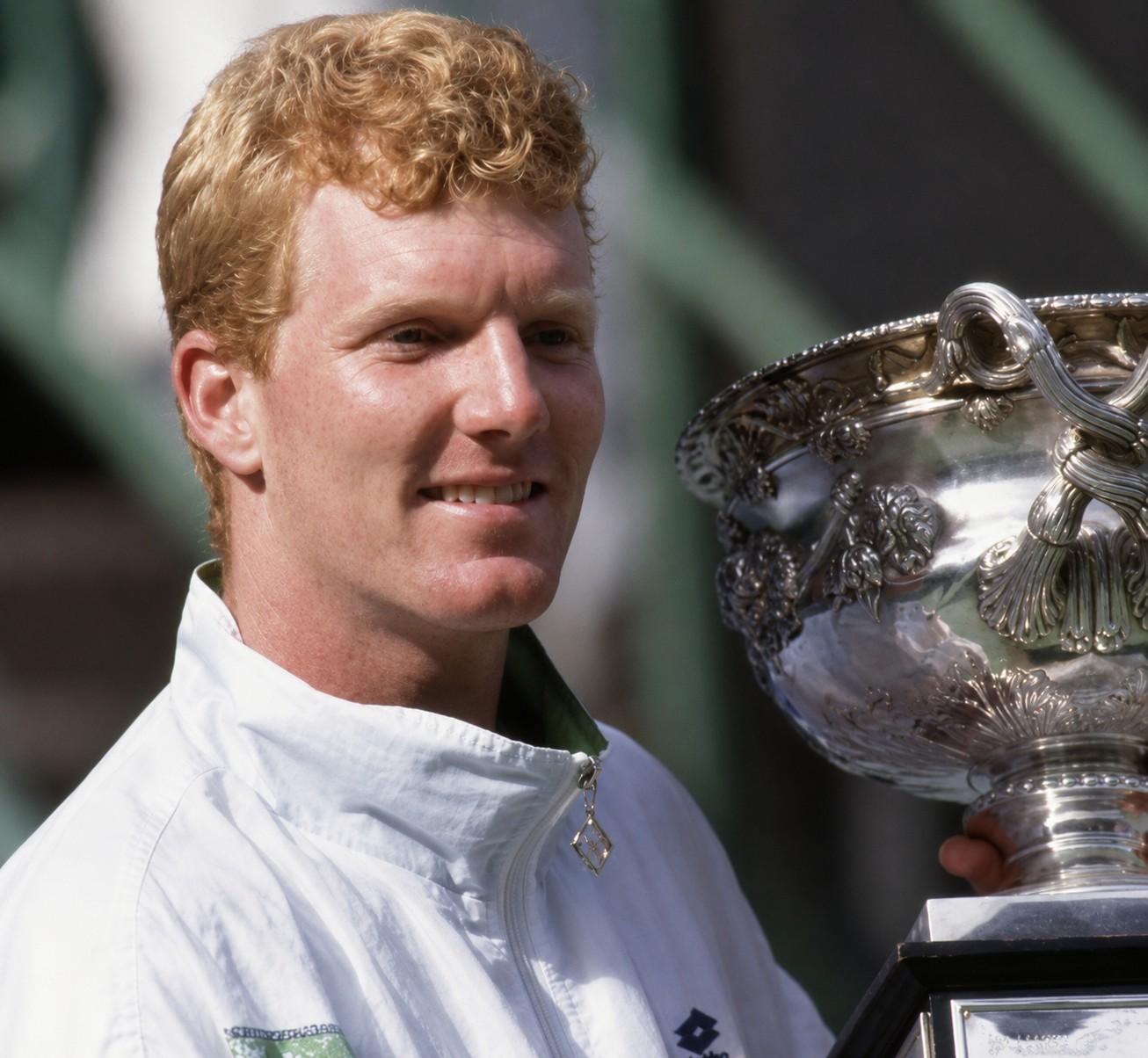Jim Courier avec le trophée de l'Open d'Australie 1992