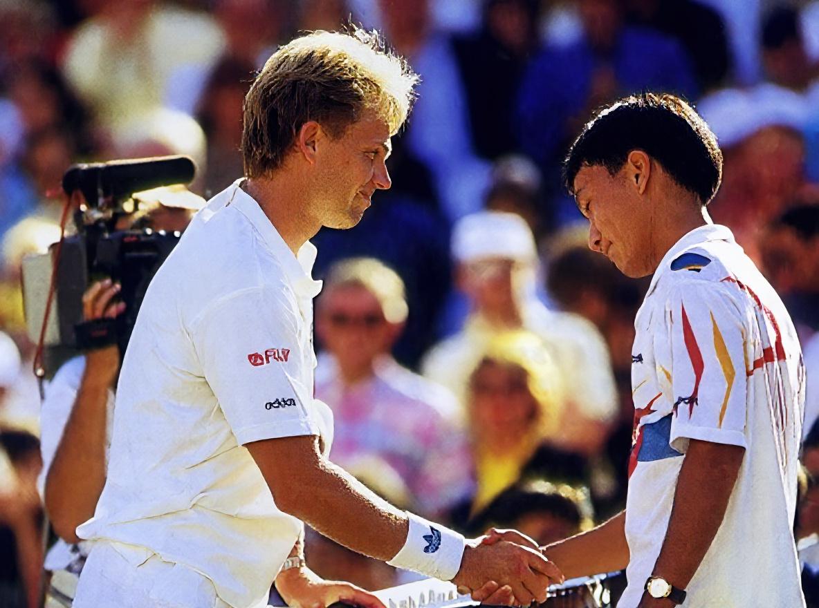 Stefan Edberg et Michael Chang après leur demi-finale de l'US Open en 1992