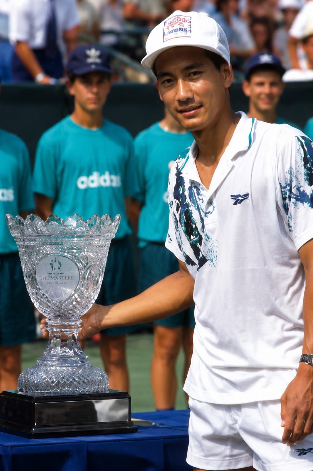 Michael Chang avec le trophée de Cincinnati en 1993