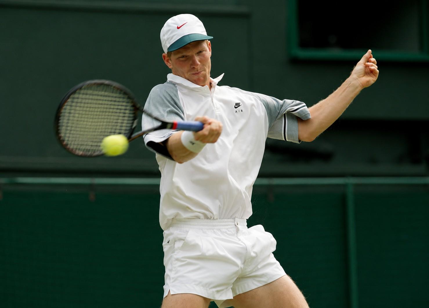 Jim Courier frappe un coup droit à Wimbledon en 1993