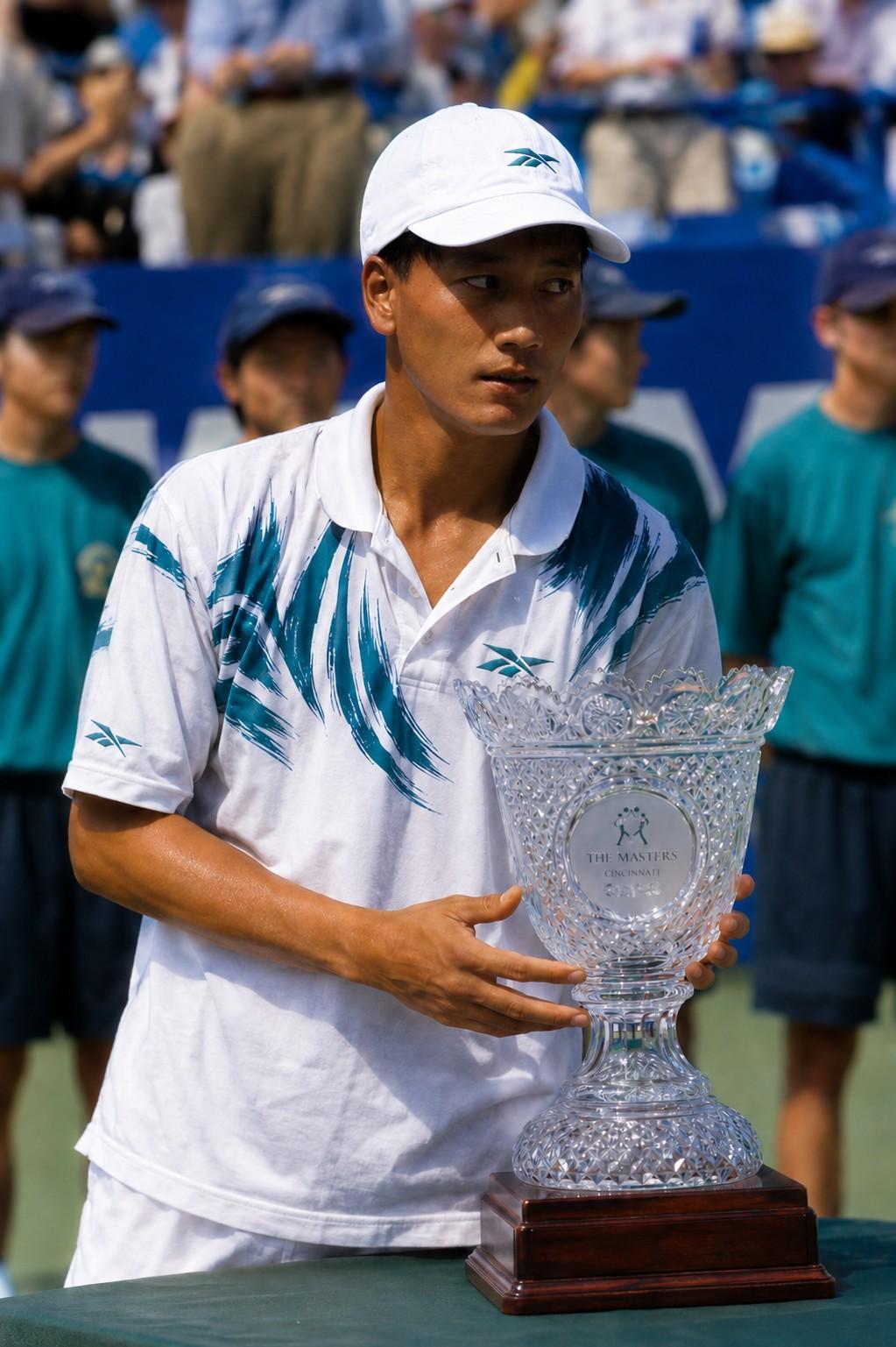 Michael Chang avec le trophée de Cincinnati en 1994