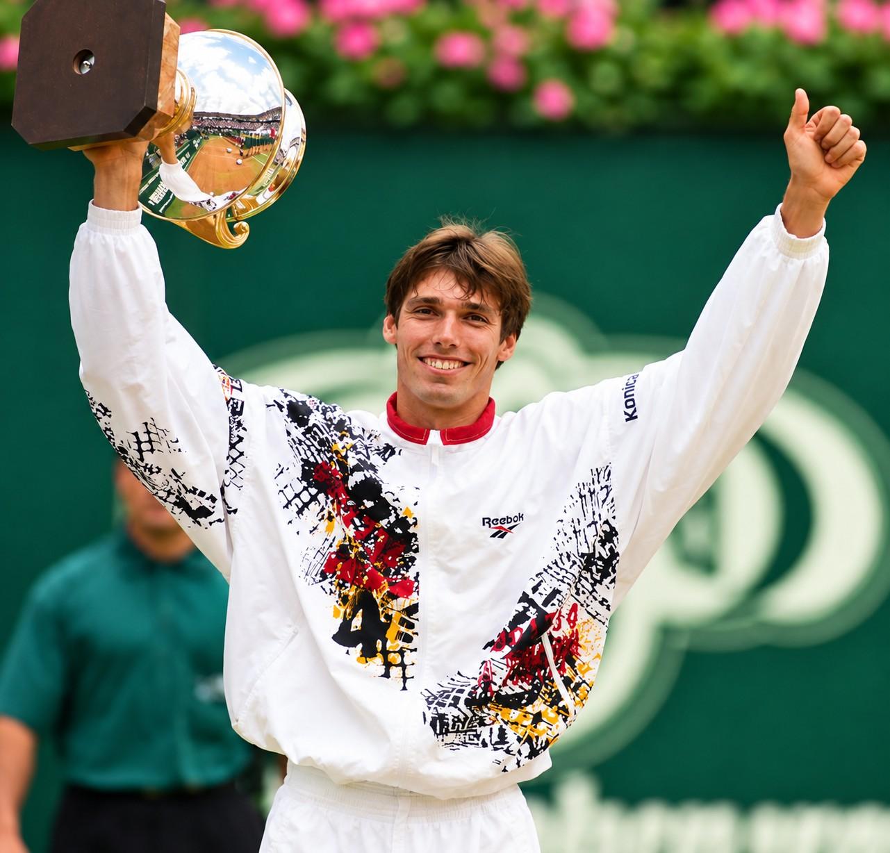 Michael Stich avec le trophée de Halle en 1994