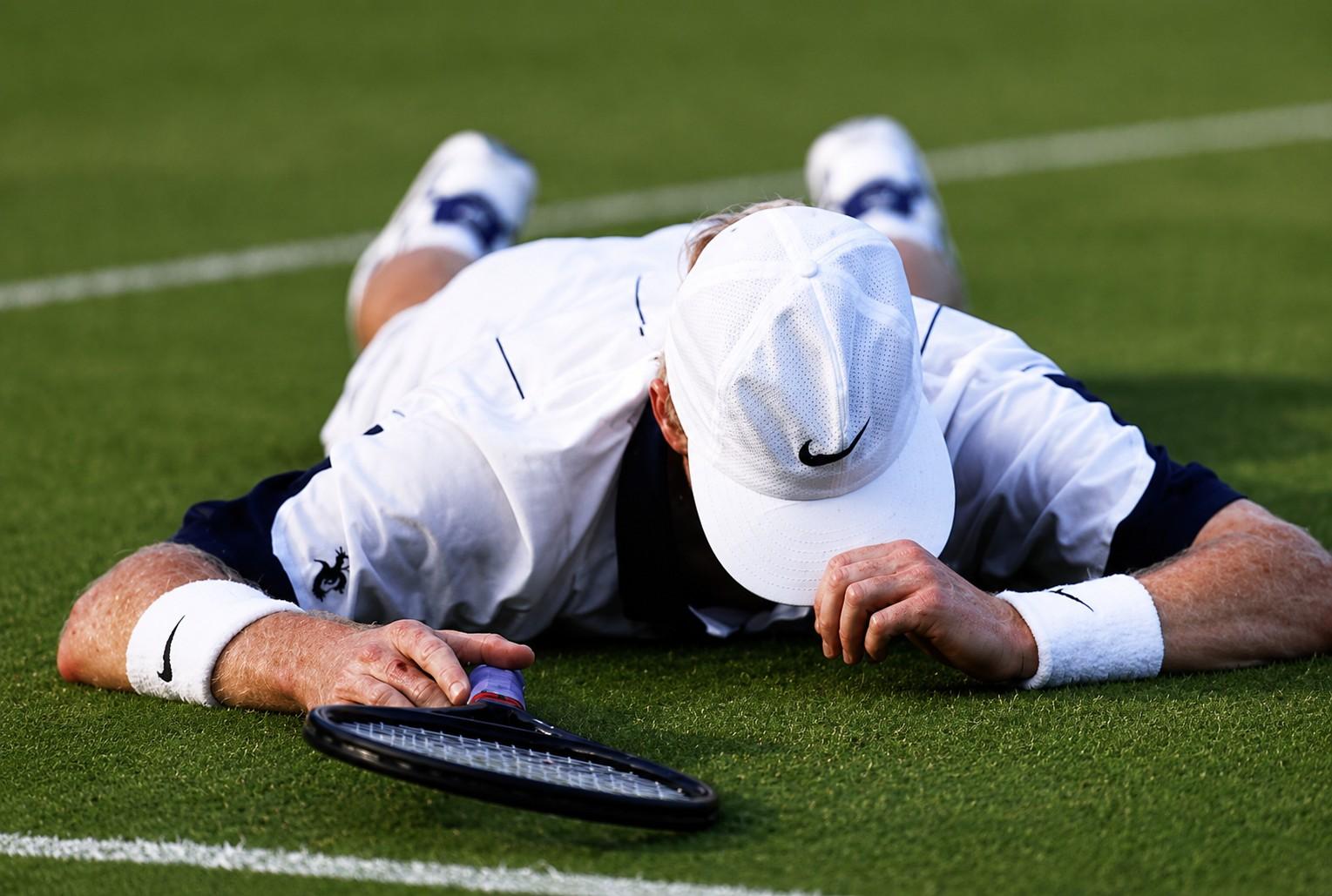 Jim Courier épuisé sur le gazon de Wimbledon en 1994