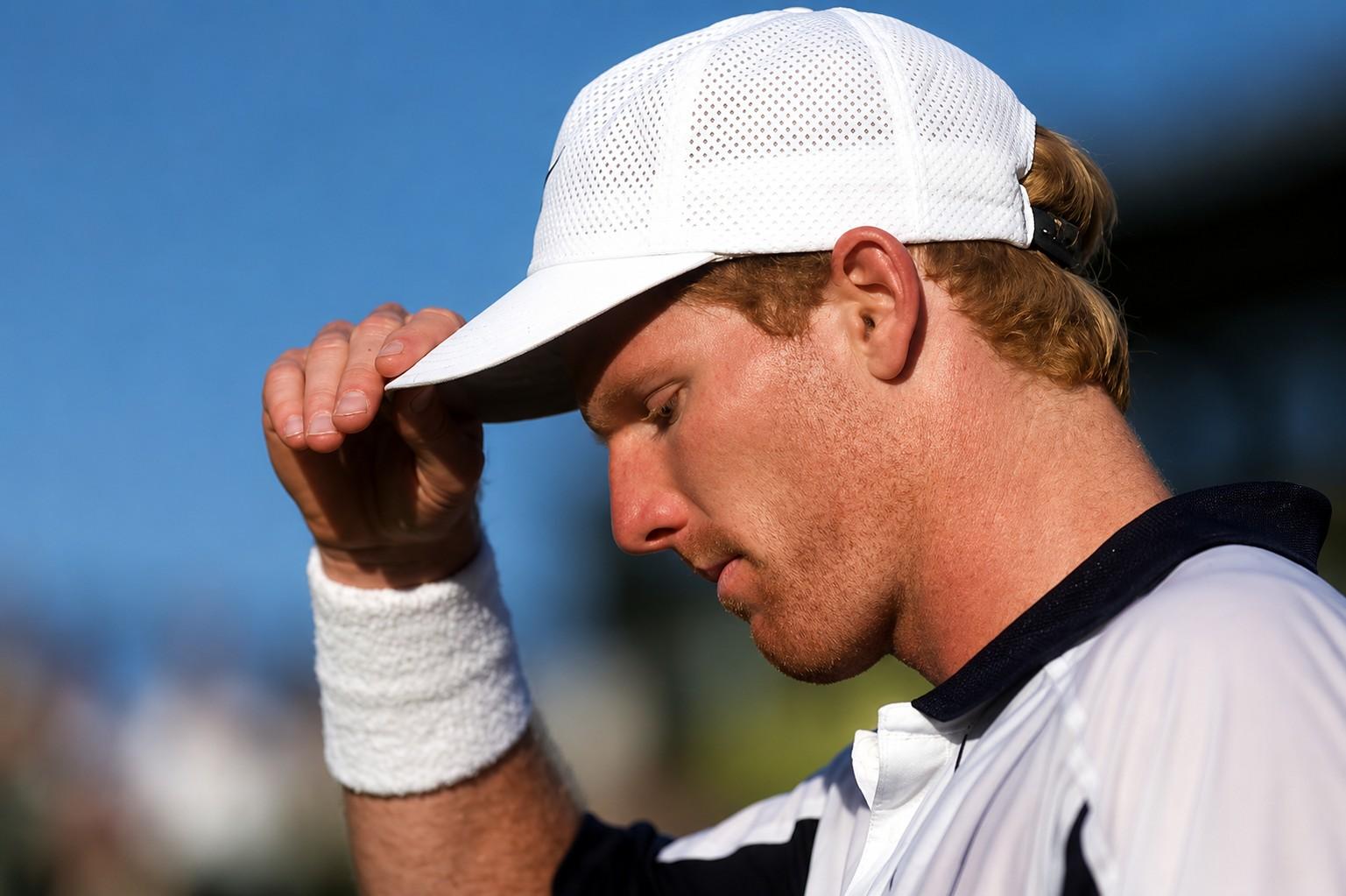 Jim Courier ajuste sa casquette à Wimbledon en 1994