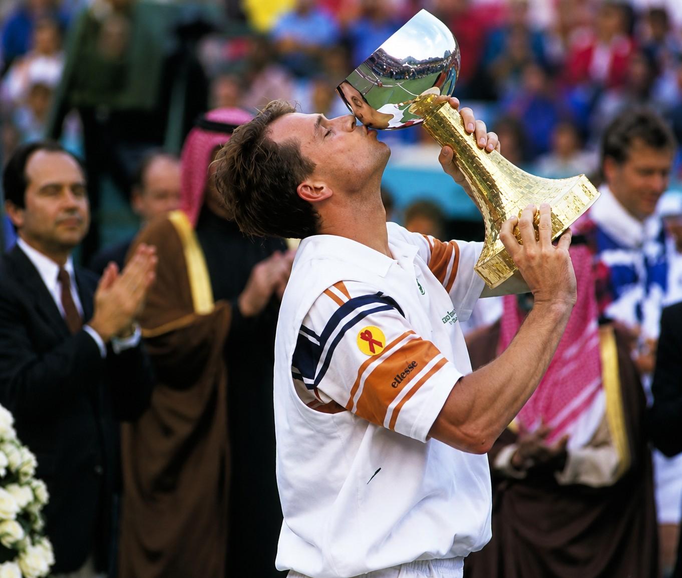 Stefan Edberg avec le troph&eacute;e de Doha 1995