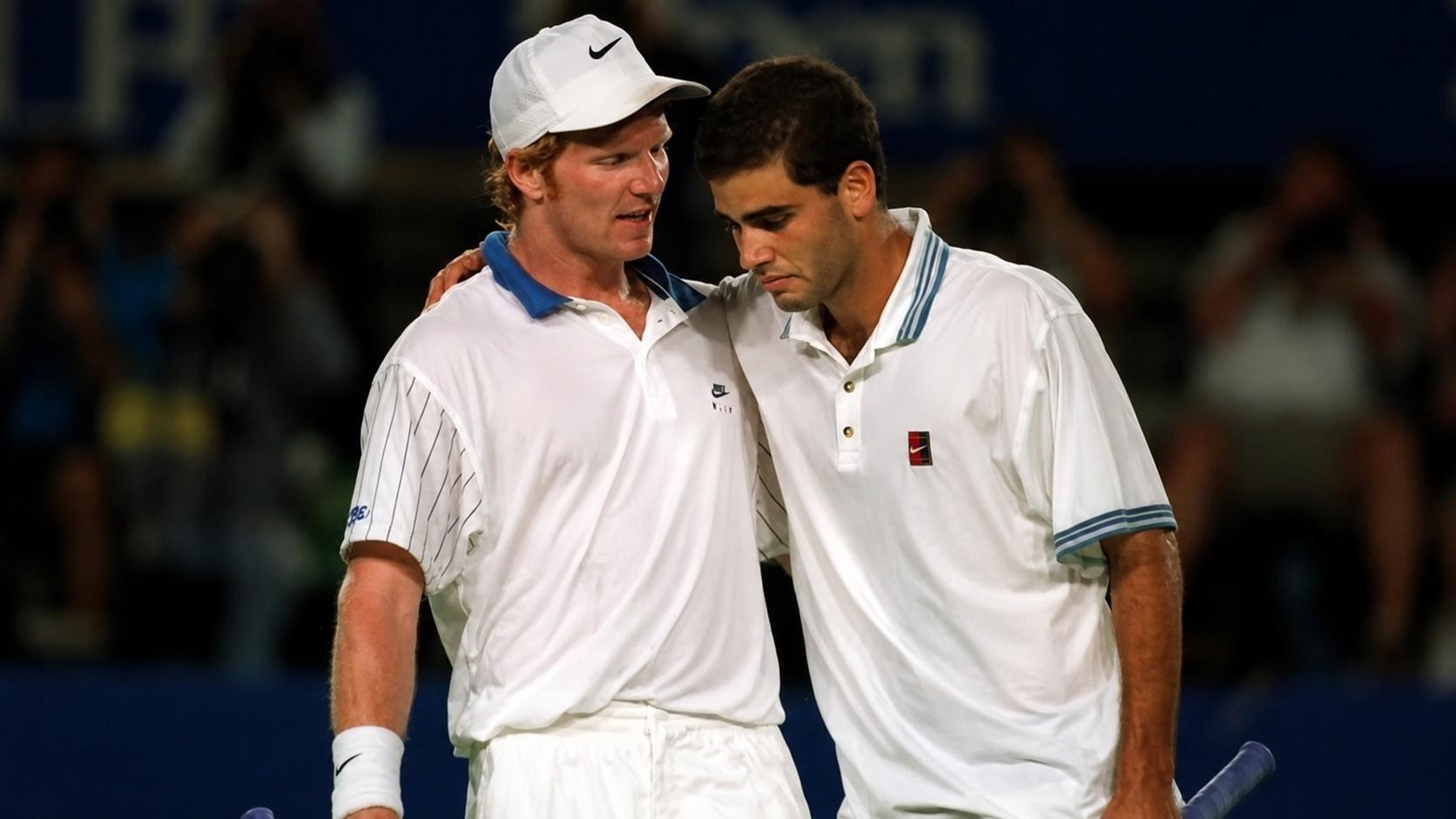 Pete Sampras consol&eacute; par Jim Courier &agrave; l'Open d'Australie 1995
