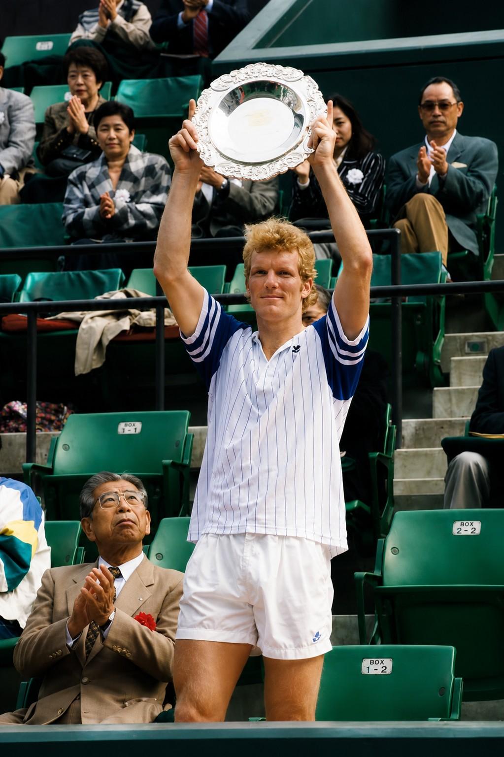 Jim Courier avec le trophée du tournoi de Tokyo en 1995