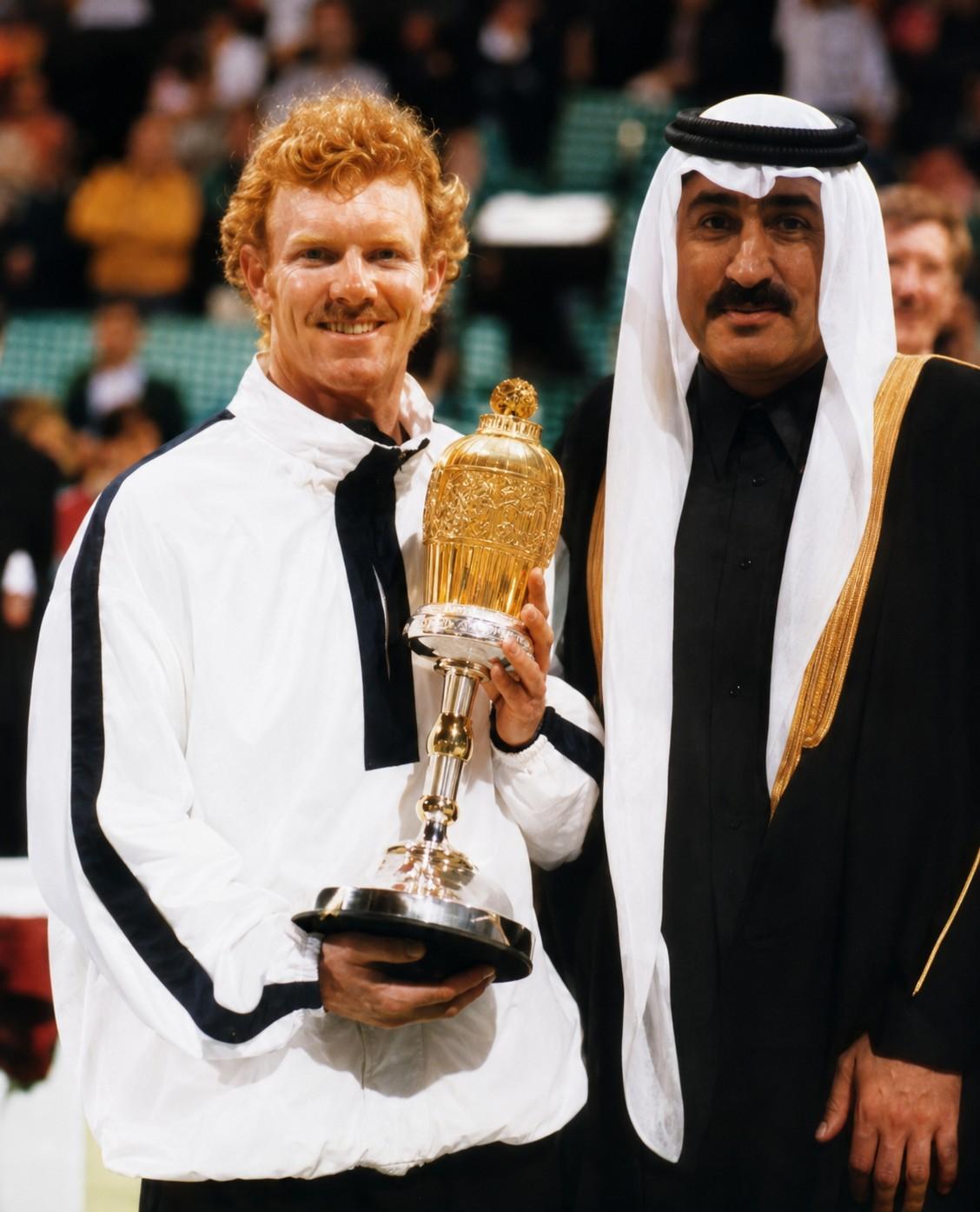 Jim Courier avec le trophée du tournoi de Doha en 1997