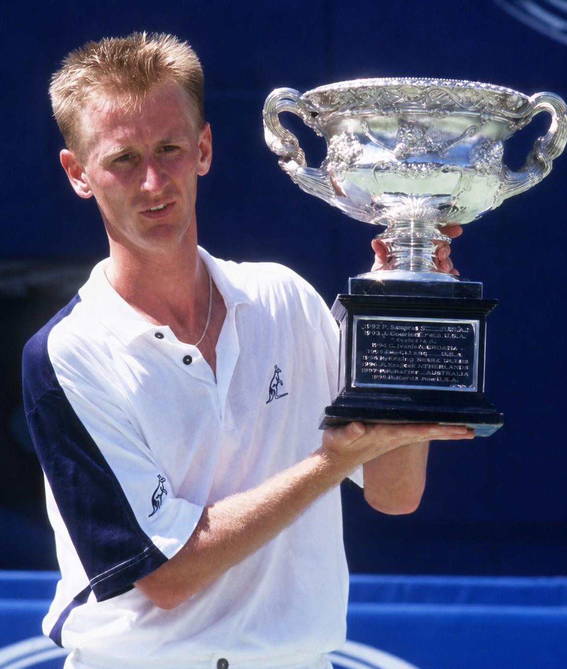 Petr Korda avec le trophée de l'Open d'Australie 1998