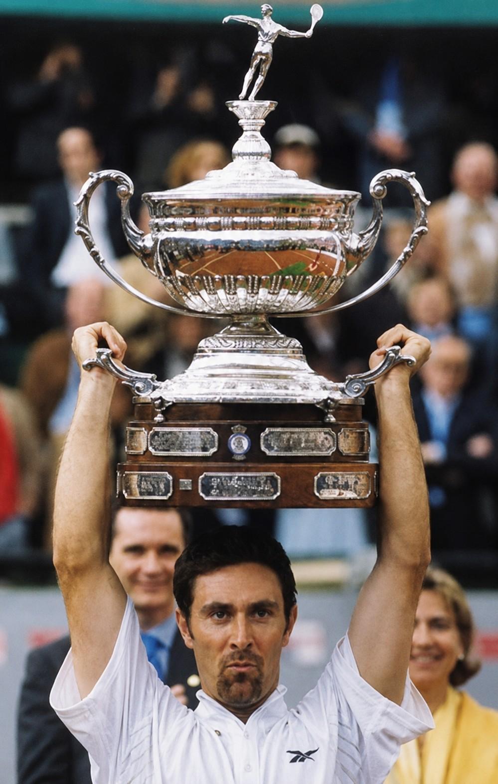 Felix Mantilla avec le trophée de Barcelone en 1999