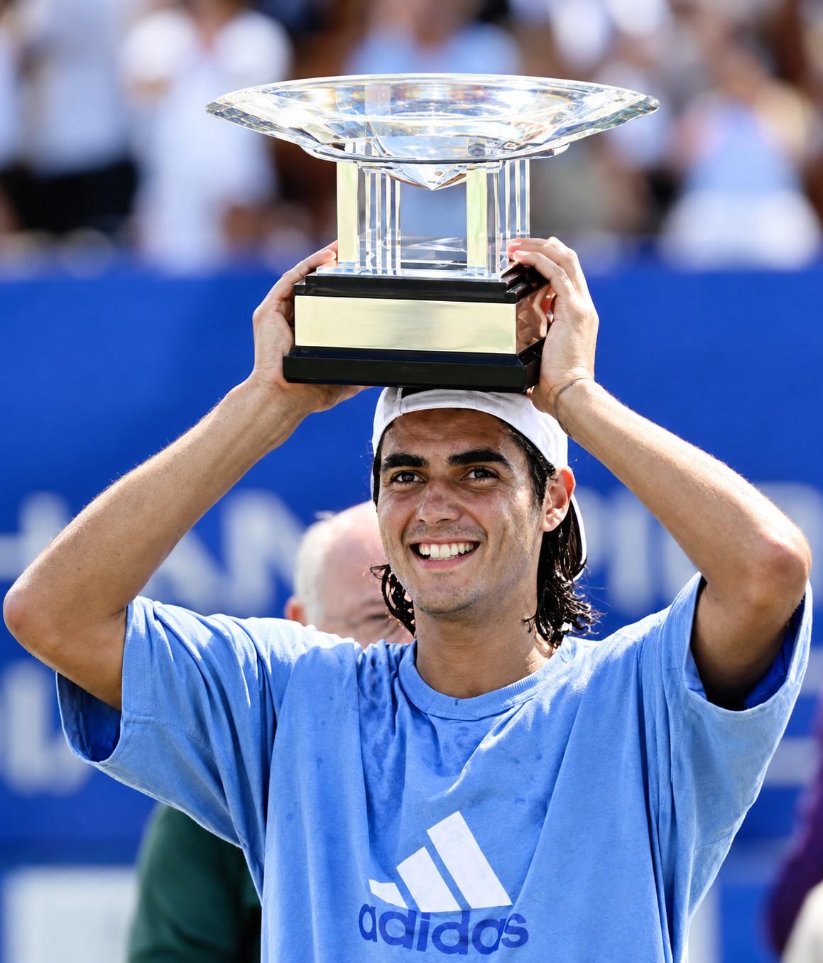 Nicolas Lapentti avec le trophée d'Indianapolis 1999
