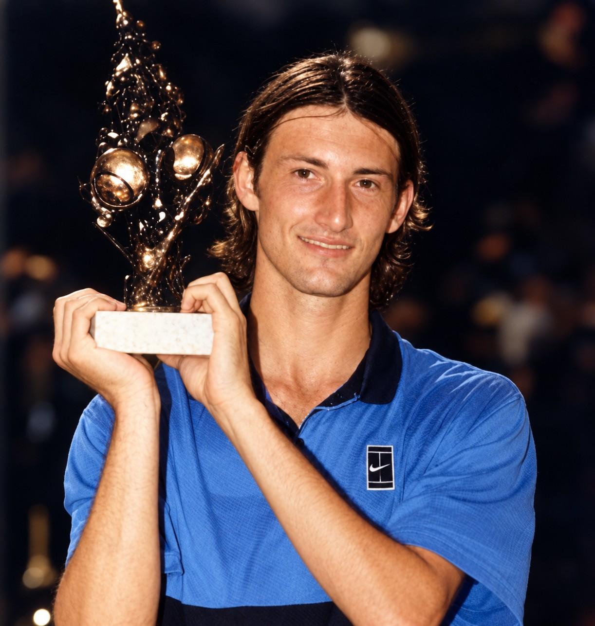Juan Carlos Ferrero avec le trophée de Majorque en 1999