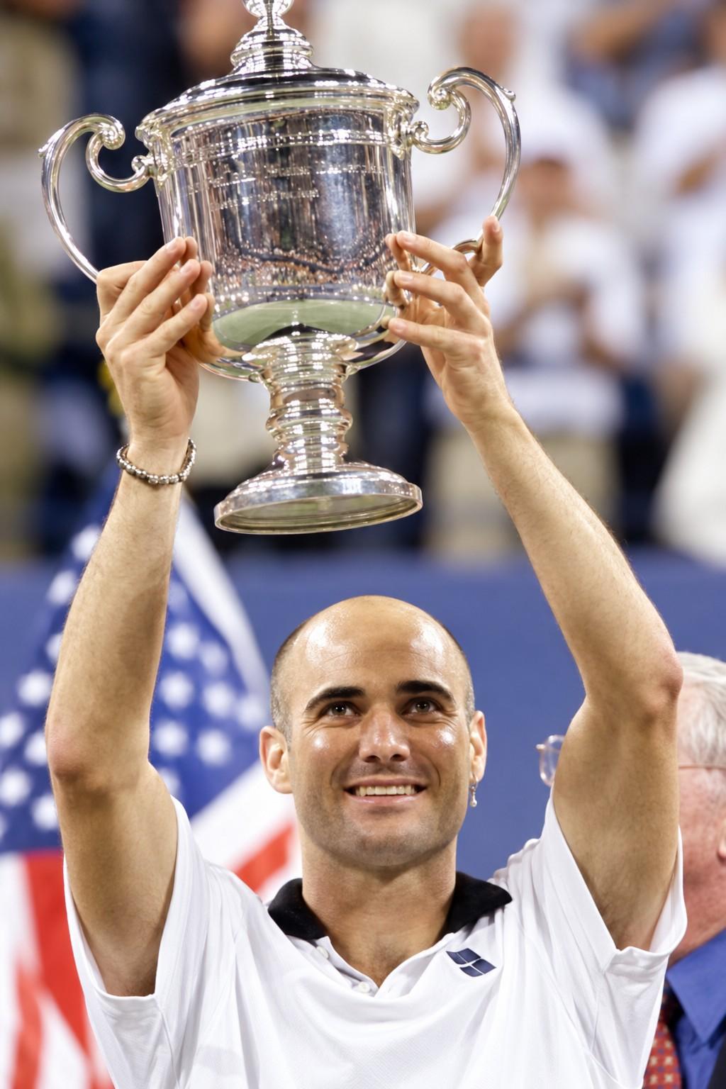 Andre Agassi avec le troph&eacute;e de l'US Open 1999