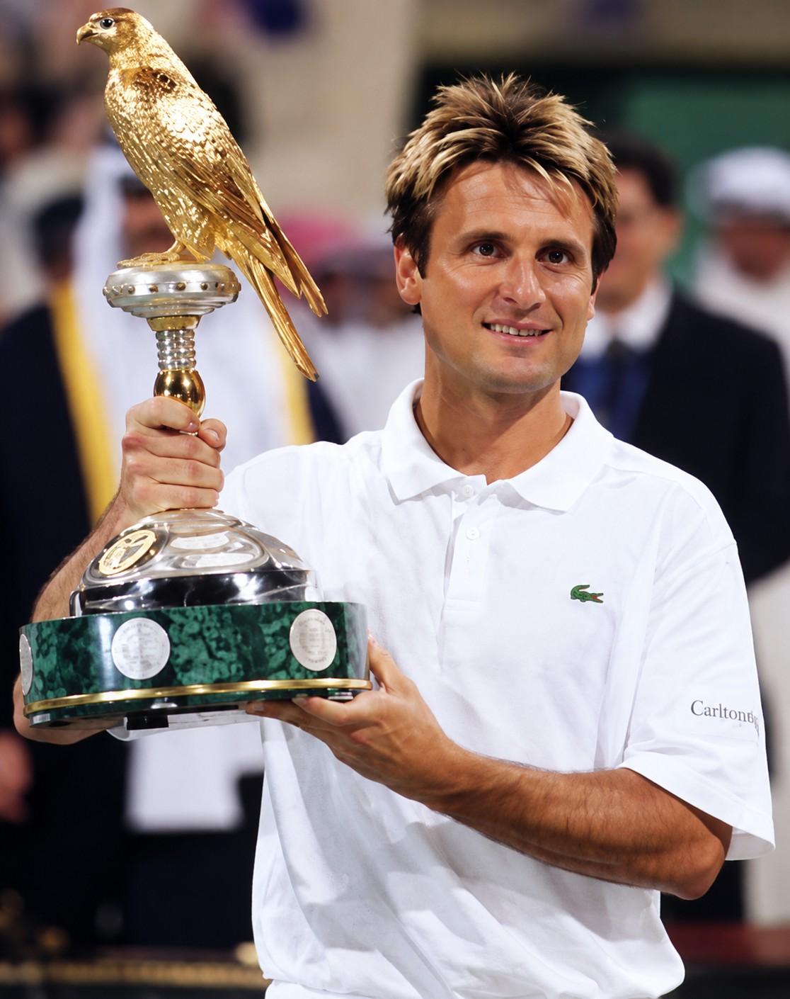 Fabrice Santoro avec le trophée de Doha en 2000