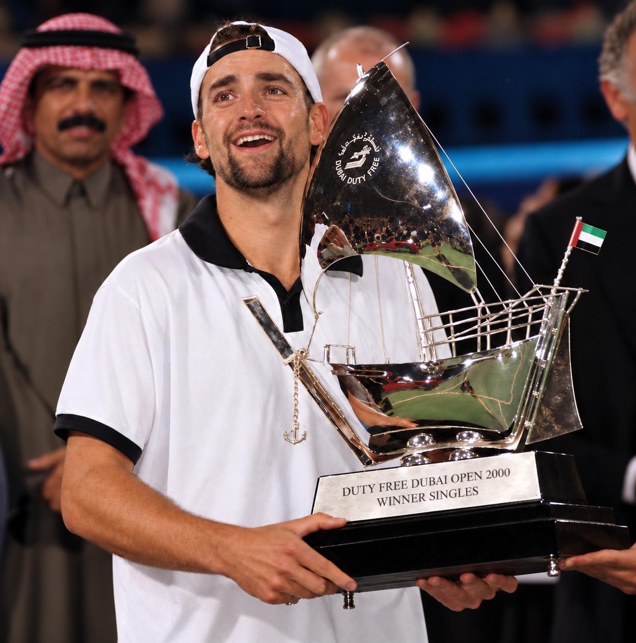 Nicolas Kiefer avec le trophée de Dubai en 2000