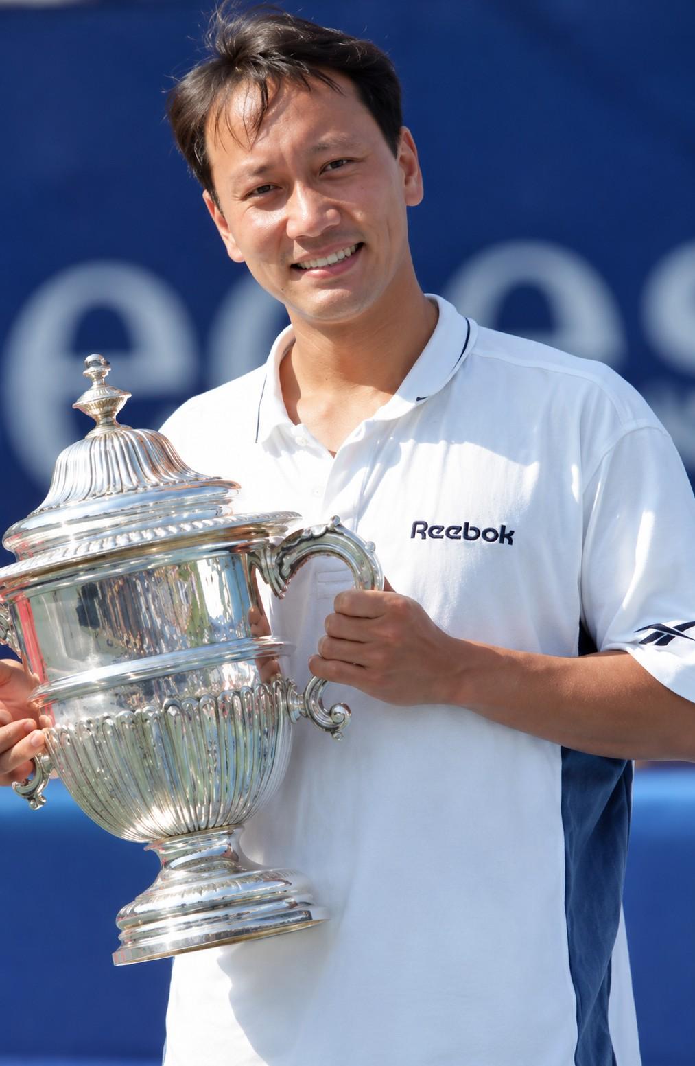 Michael Chang avec le trophée de Los Angeles en 2000