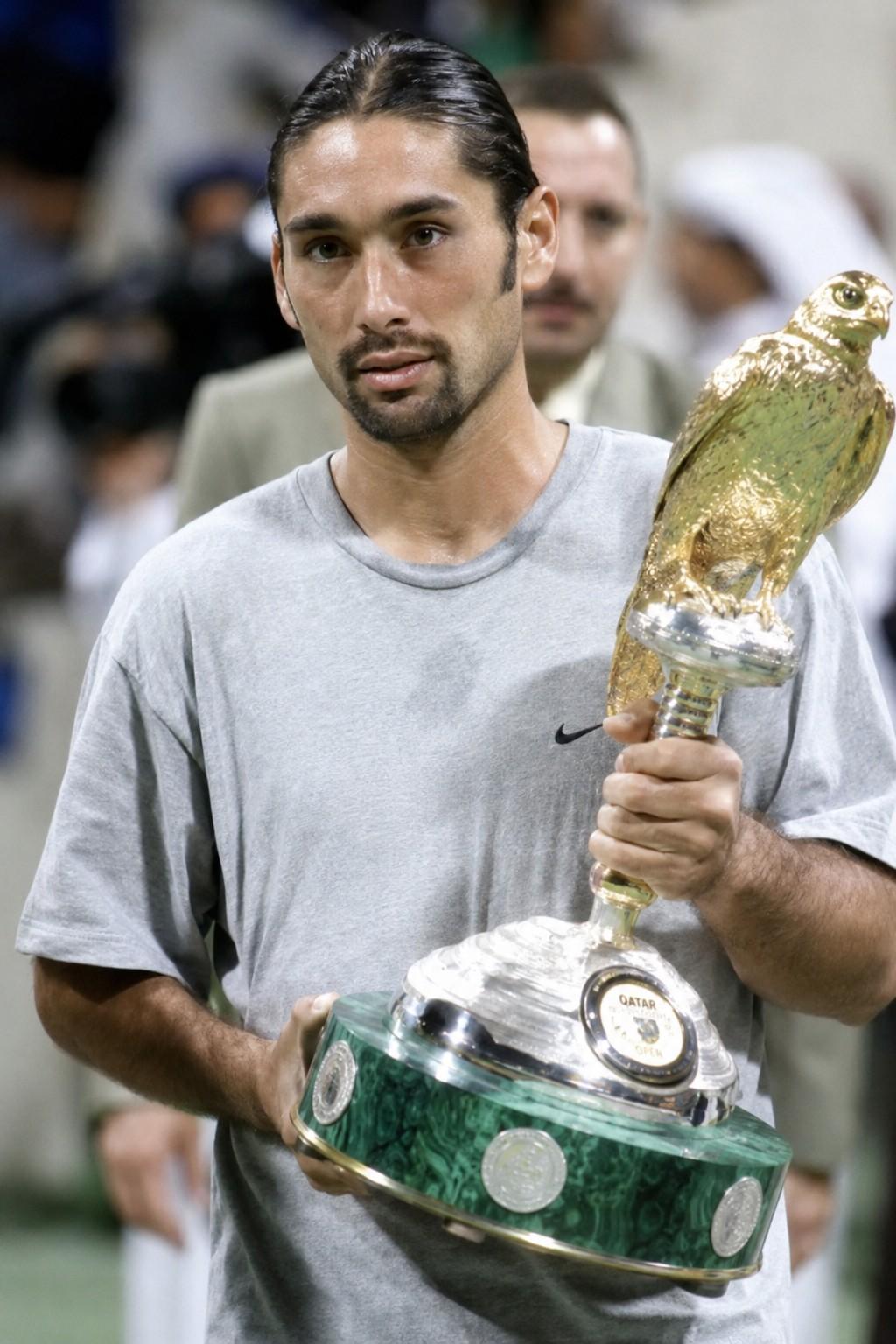 Marcelo Rios avec le trophée de Doha en 2001