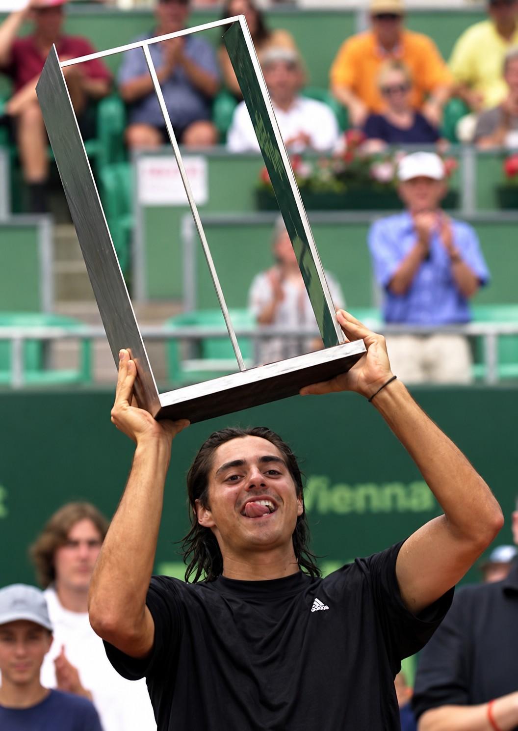 Nicolas Lapentti avec le trophée de Kitzbuhel 2001