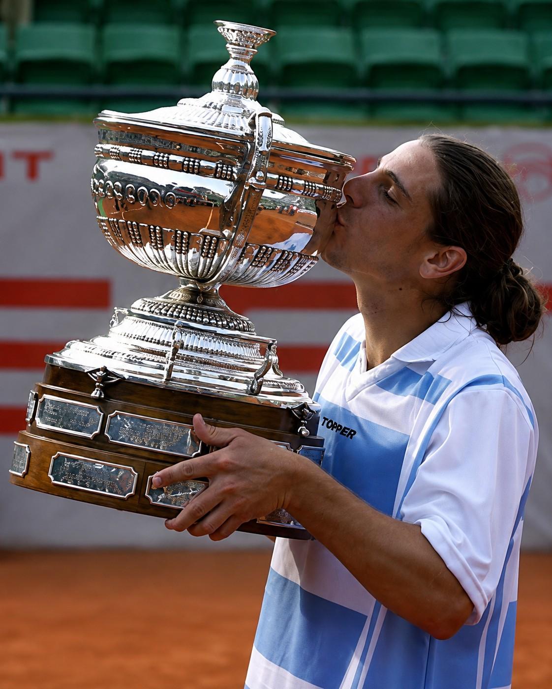Gaston Gaudio embrassant le trophée de Barcelone 2002