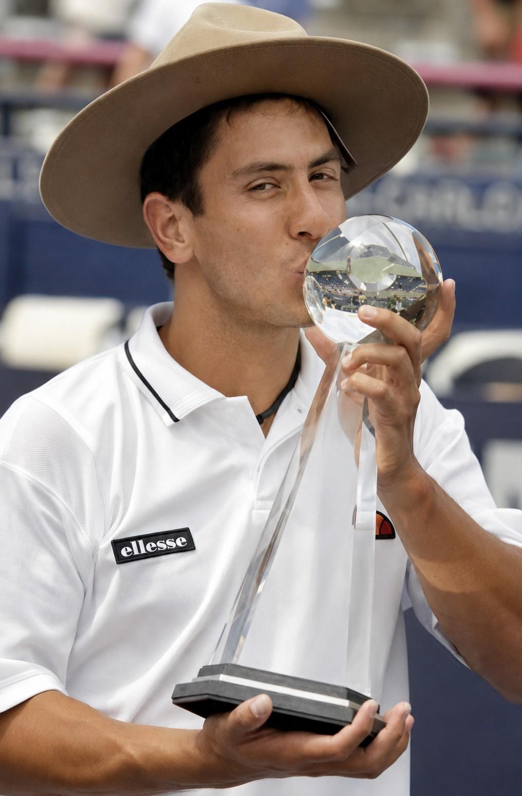 Guillermo Cañas avec le trophée de Chennai en 2002