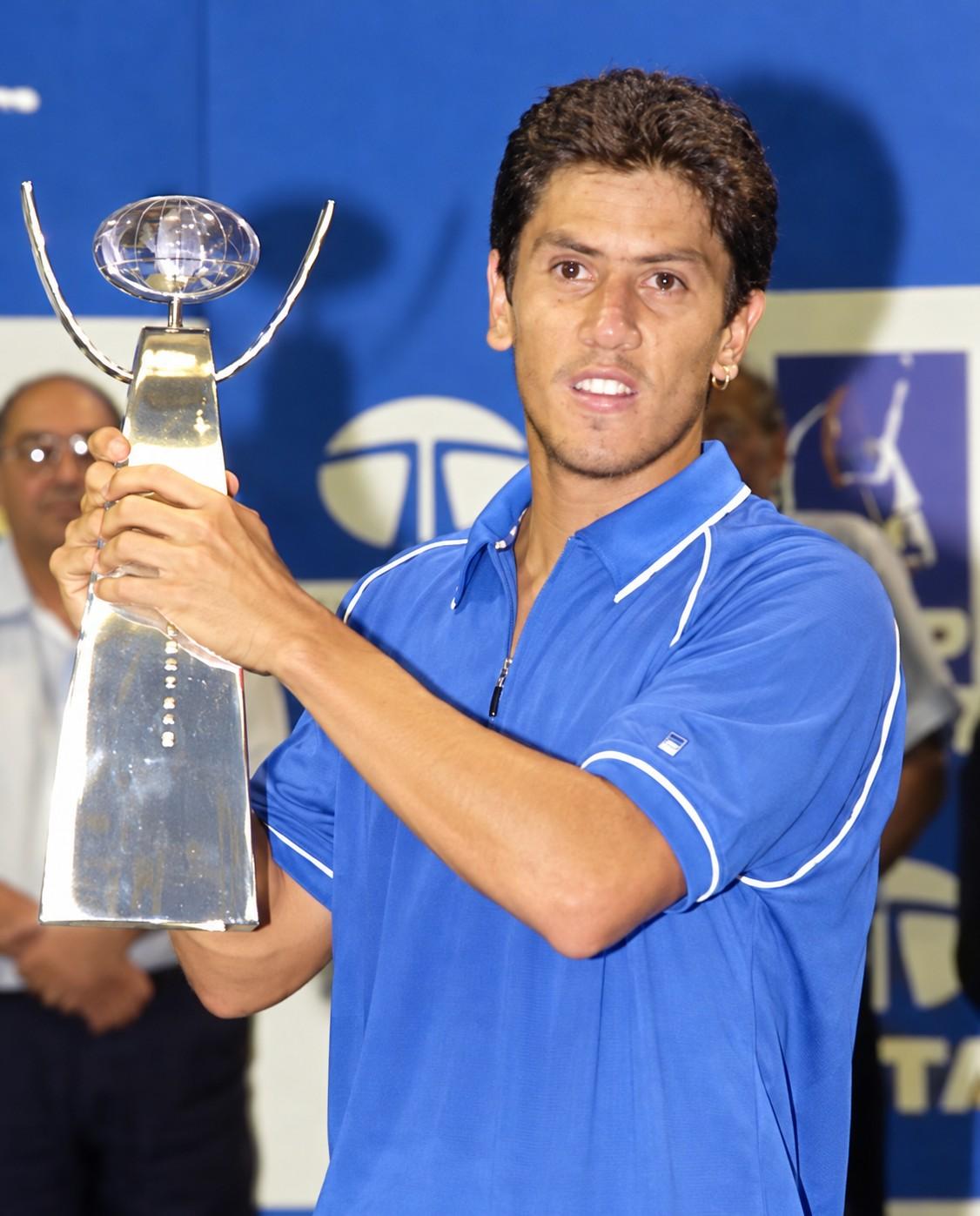 Guillermo Cañas avec le trophée de Chennai en 2002