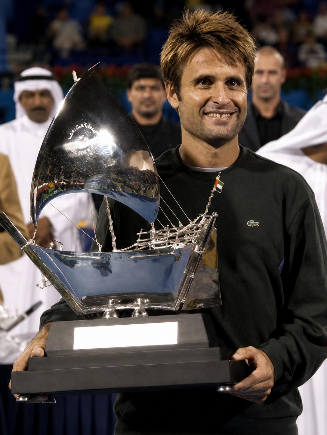 Fabrice Santoro avec le trophée de Duba&iuml; en 2002