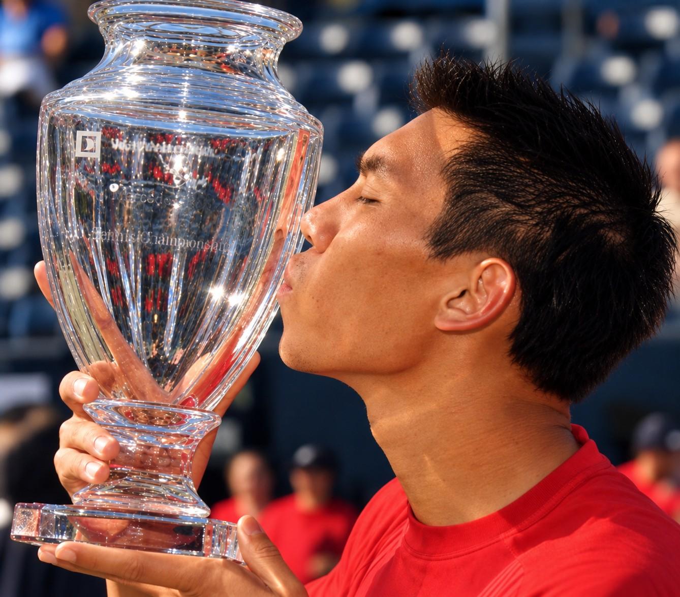 Paradorn Srichaphan avec le trophée de Long Island en 2002