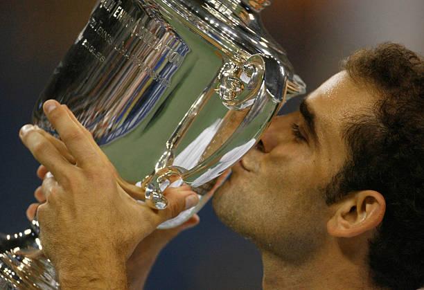 Pete Sampras embrasse le troph&eacute;e de l'US Open 2002
