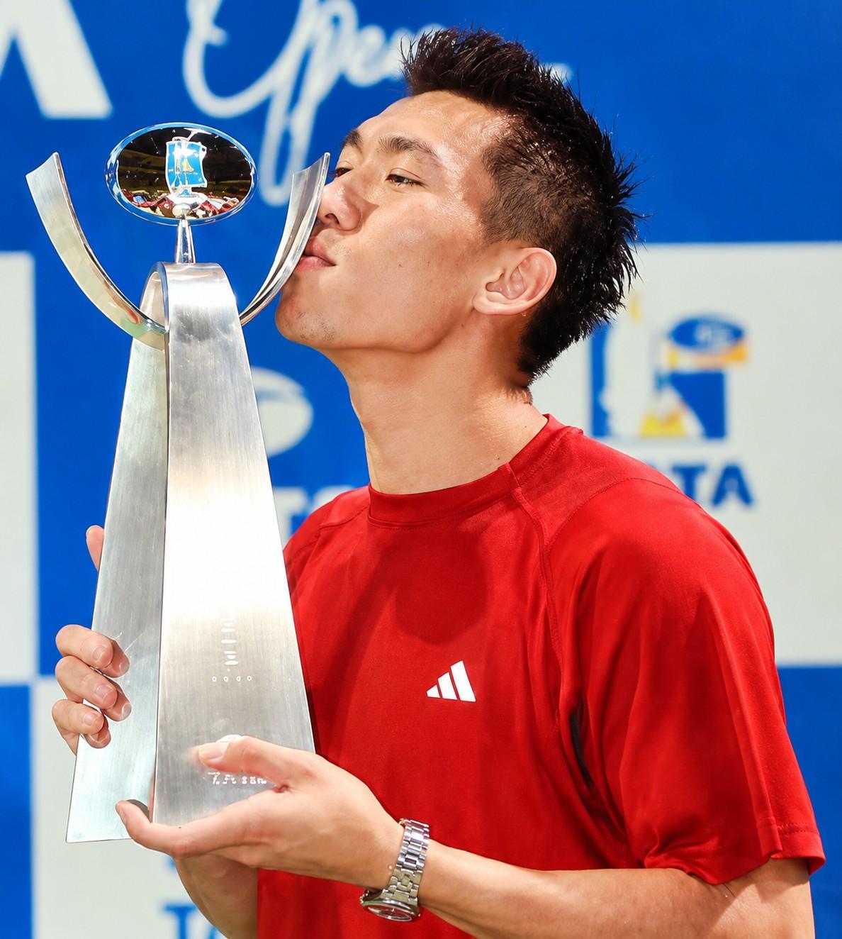 Paradorn Srichaphan avec le trophée de Chennai en 2003