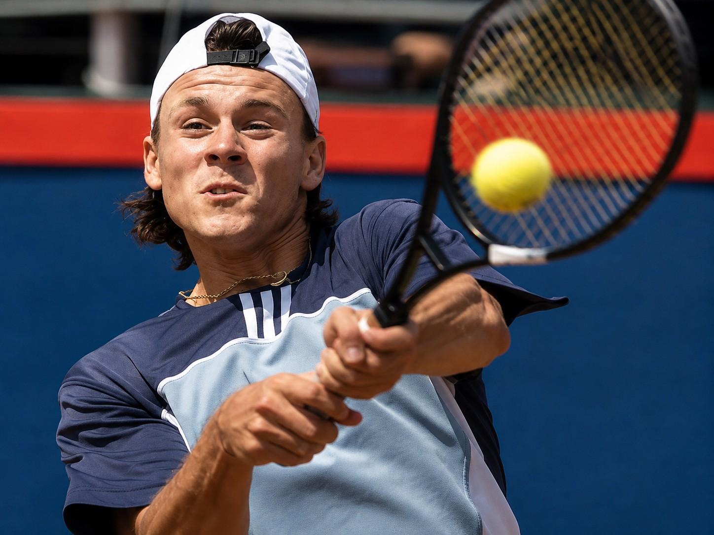 Guillermo Coria frappant un revers à Hambourg en 2003