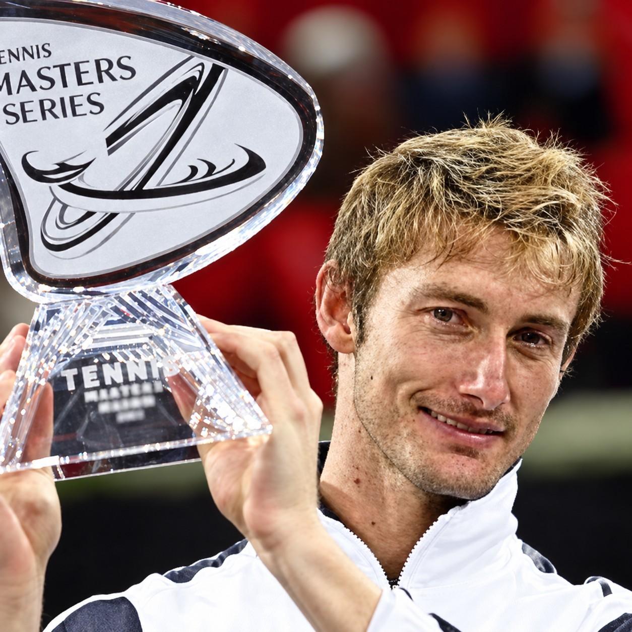 Juan Carlos Ferrero avec le trophée de Madrid en 2003