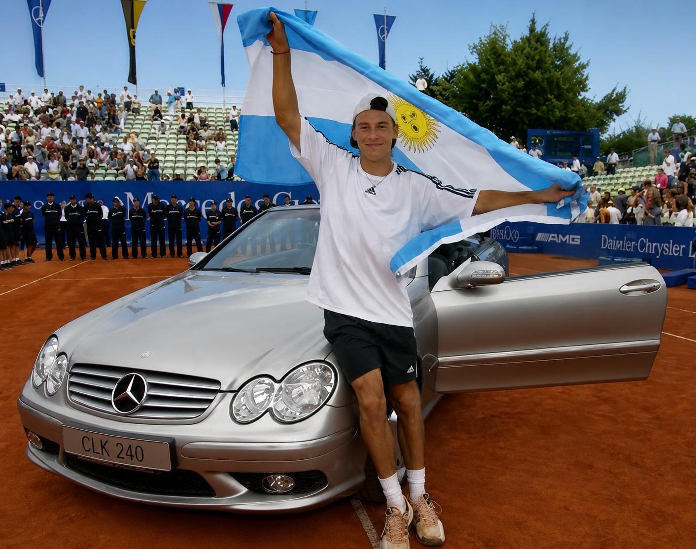 Guillermo Coria avec son trophée et le véhicule remporté à Stuttgart en 2003