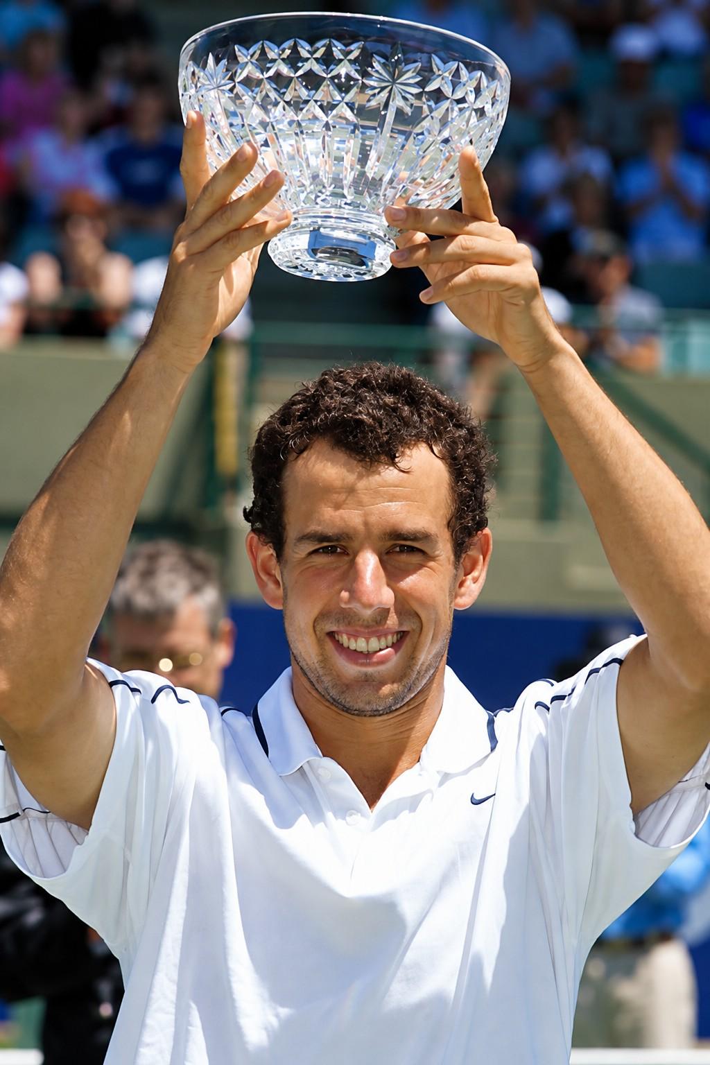 Dominik Hrbaty avec le trophée d'Auckland en 2004