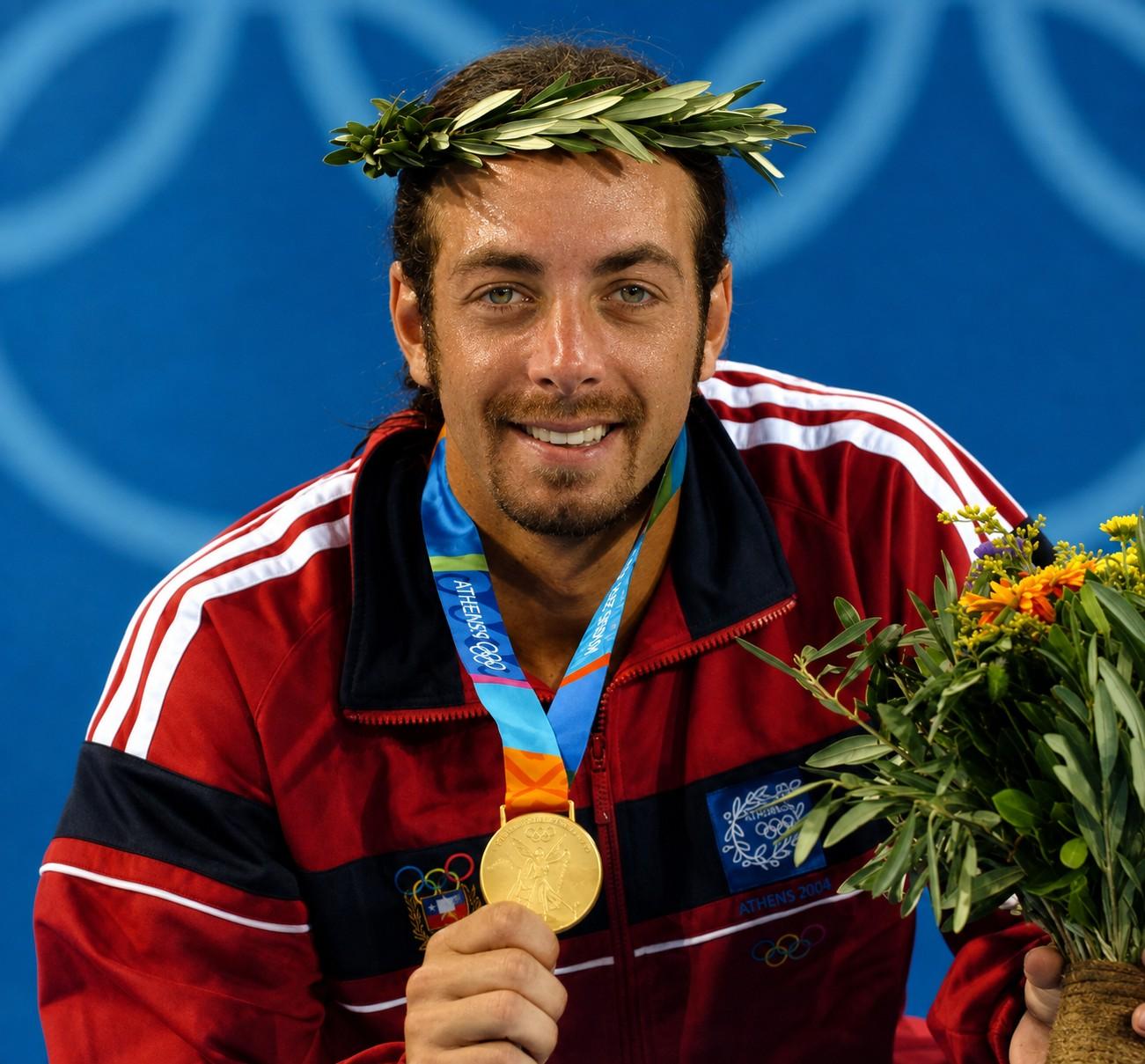 Nicolas Massu avec sa médaille d'or olympique à Athènes en 2004